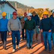 Foto mostra governador em exerc&iacute;cio Gabriel Souza e comitiva na vistoria das obras na estrada. 