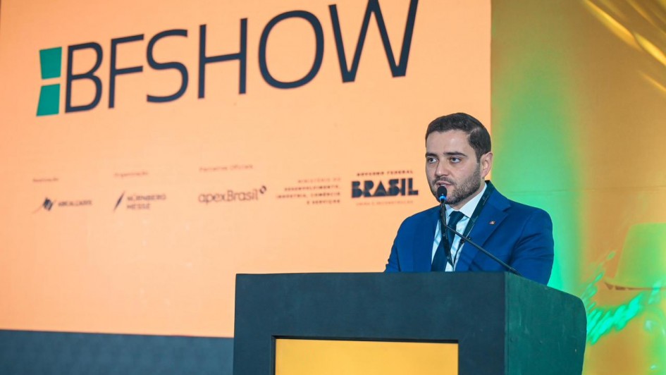 Em S&atilde;o Paulo, Gabriel Souza participa da BFSHOW e destaca protagonismo do Estado na ind&uacute;stria cal&ccedil;adista