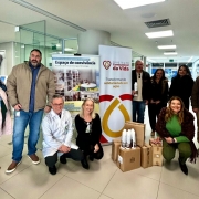 Foto mostra equipe do hospital recebendo os kits. 