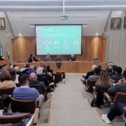 Foto mostra mesa com os debatedores do f&oacute;rum.