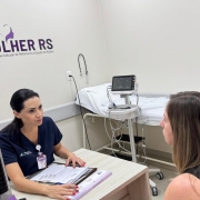 Foto mostra uma jovem sendo atendida por uma profissional de sa&uacute;de  no ambulat&oacute;rio do SERMulher RS no Hospital de Cl&iacute;nicas de Iju&iacute;.