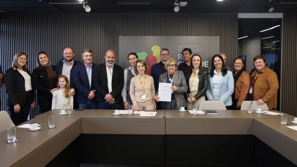 Foto mostra secret&aacute;rias Raquel e Zil&aacute;, al&eacute;m de outras autoridades e membros das secretarias durante a reuni&atilde;o.