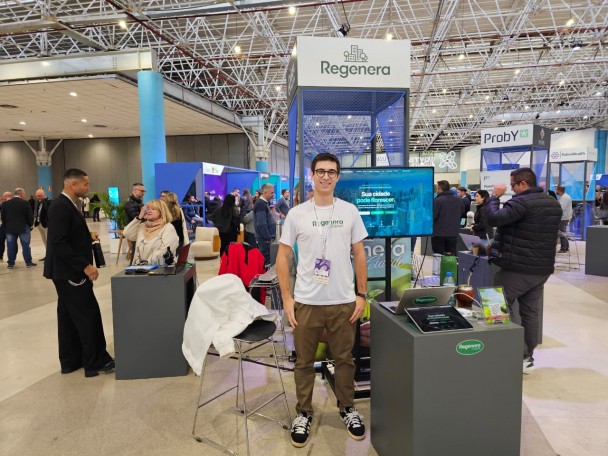 Foto mostra expositor na GovTech Summit.