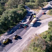 Imagem mostra estrada em obras com v&aacute;rias m&aacute;quinas trabalhando e ve&iacute;culos em tr&acirc;nsito