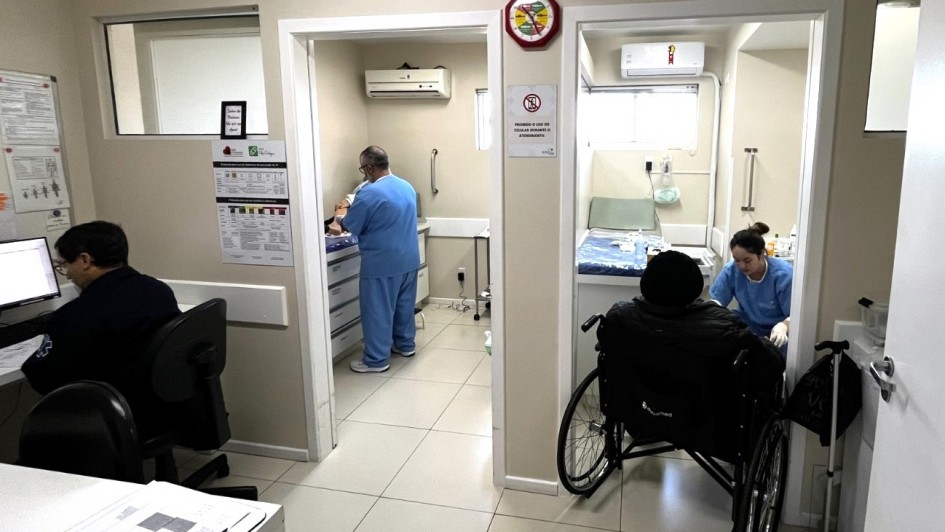 Foto mostra a sala do ambulat&oacute;rio de feridas cr&ocirc;nicas no Hospital S&atilde;o Francisco de Assis.
