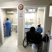 Foto mostra a sala do ambulat&oacute;rio de feridas cr&ocirc;nicas no Hospital S&atilde;o Francisco de Assis.