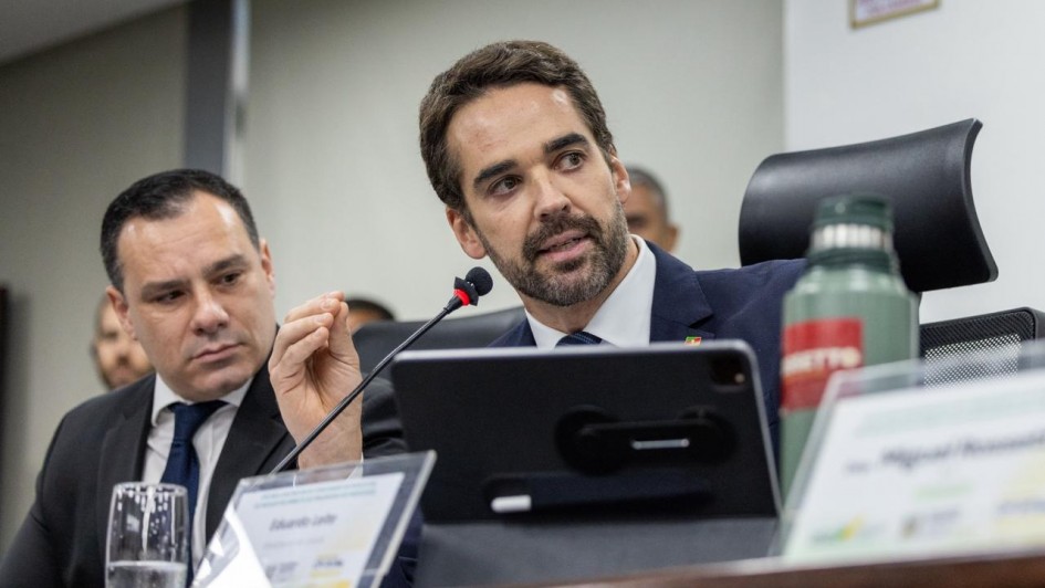 Foto mostra o governador Eduardo Leite na comiss&atilde;o na Assembleia.