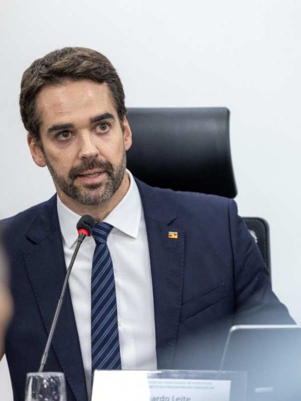 Foto mostra o governador Eduardo Leite na comissão na Assembleia.