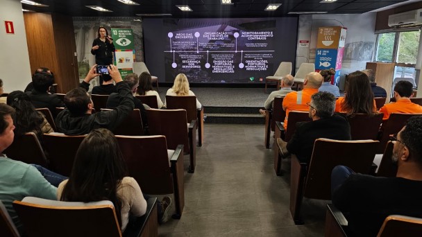 Foto mostra palestrante no evento.