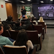 Foto mostra palestrante no evento.