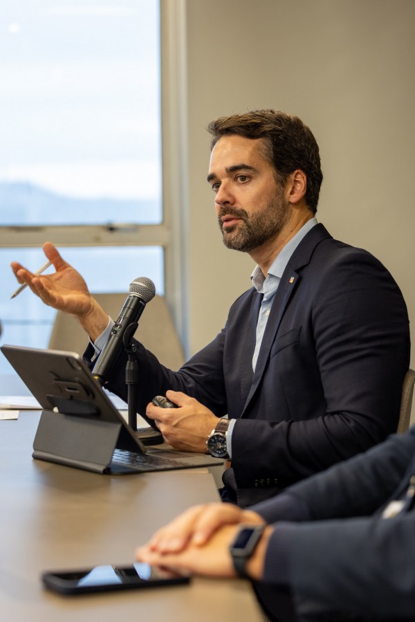 Foto mostra governador Eduardo Leite discursando na reunião. 