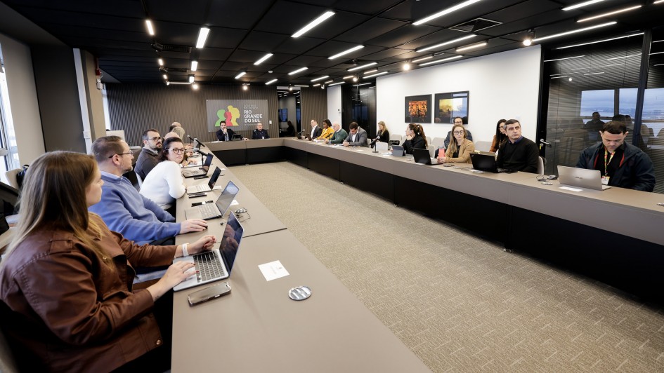 Foto mostra sala de reuni&otilde;es do Conselho Gestor.