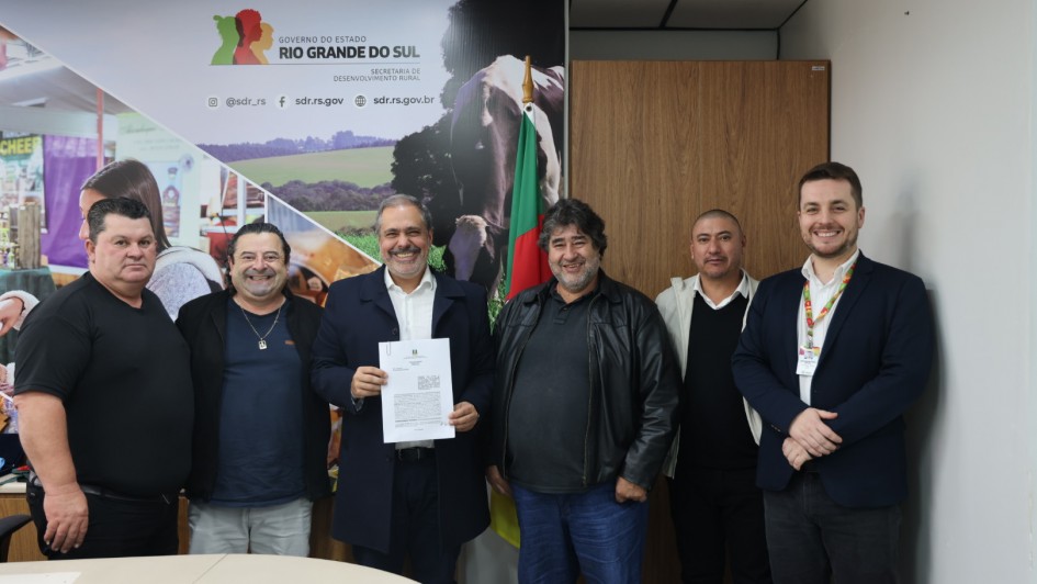 Foto mostra secret&aacute;rio Gustavo Paim e representantes de munic&iacute;pios contemplados.