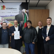 Foto mostra secret&aacute;rio Gustavo Paim e representantes de munic&iacute;pios contemplados.