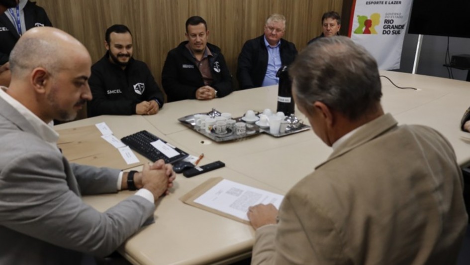 Foto mostra secret&aacute;rio Joel Maraschin e representantes dos munic&iacute;pios na assinatura do documento.
