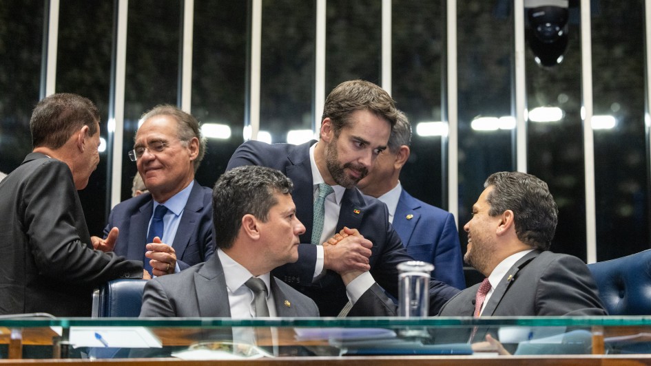 Foto mostra o governador Eduardo Leite cumprimentando o presidente do Senado, Davi Alcolumbre.