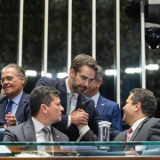 Foto mostra o governador Eduardo Leite cumprimentando o presidente do Senado, Davi Alcolumbre.
