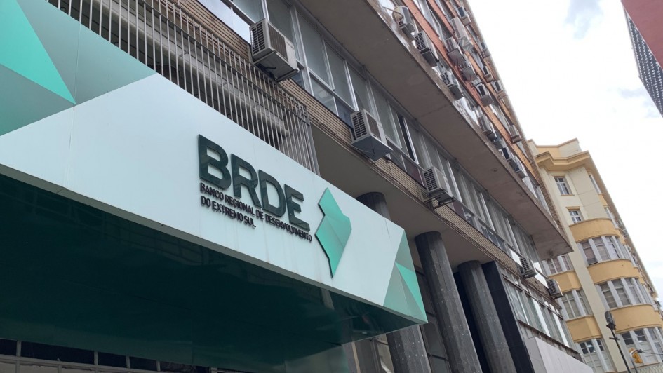 Foto mostra fachada da sede do BRDE em Porto Alegre.
