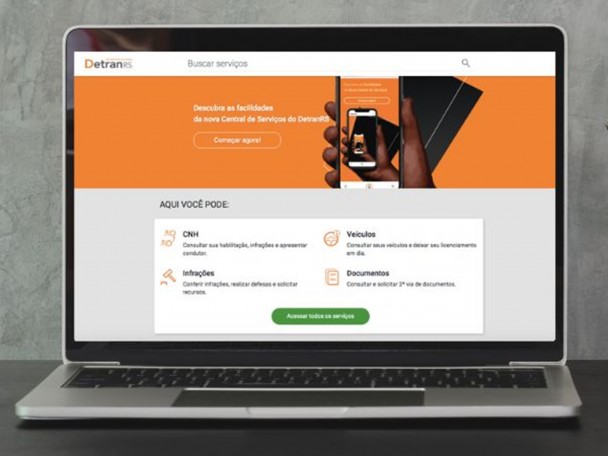 Foto mostra o site do DetranRS aberto na tela de um notebook.