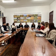 Foto mostra representantes da miss&atilde;o em reuni&atilde;o na Seapi.