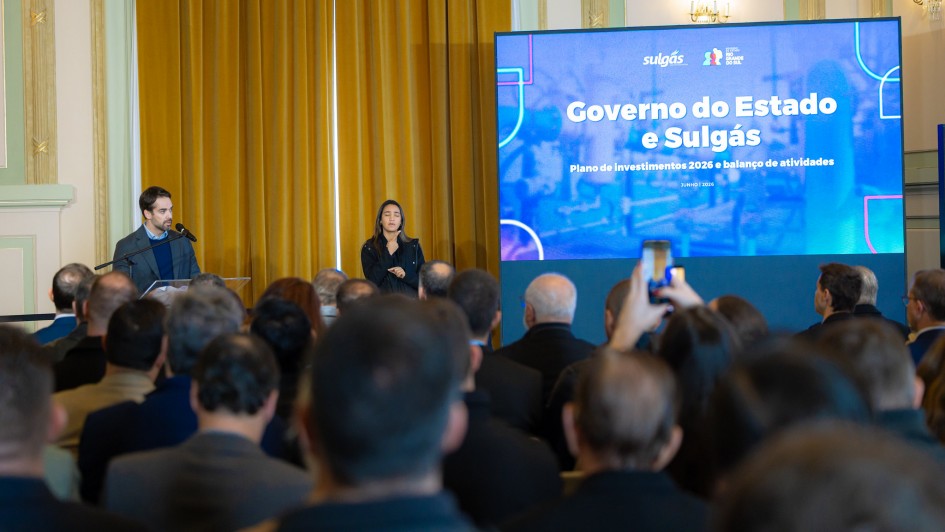 Foto mostra o governador Eduardo Leite discursando durante a cerim&ocirc;nia.