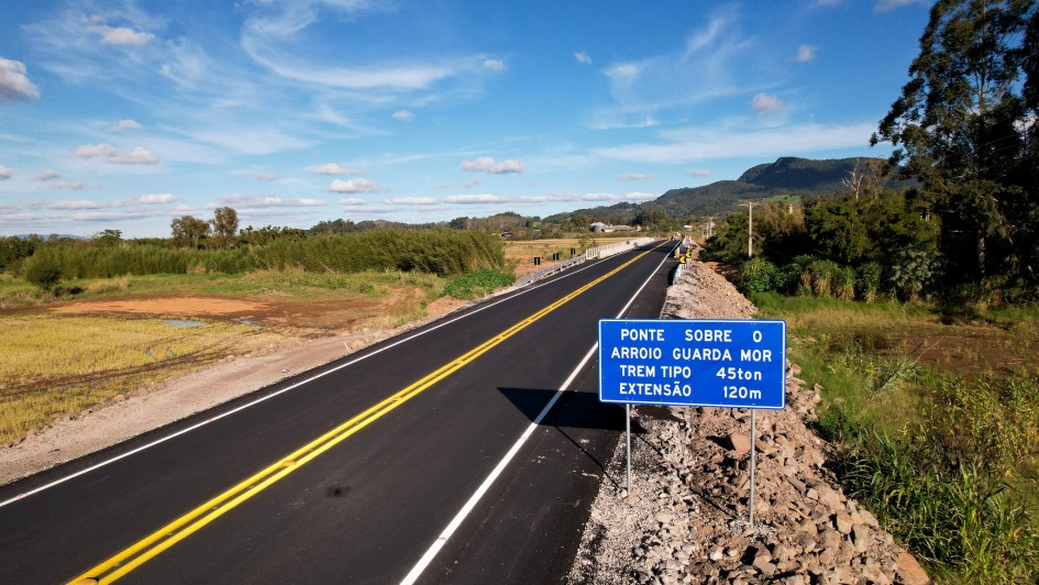 a ponte sobre o Arroio Guarda Mor, j&aacute; est&aacute; conclu&iacute;da   jun26