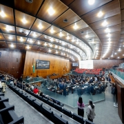 Foto mostra o plen&aacute;rio da Assembleia.