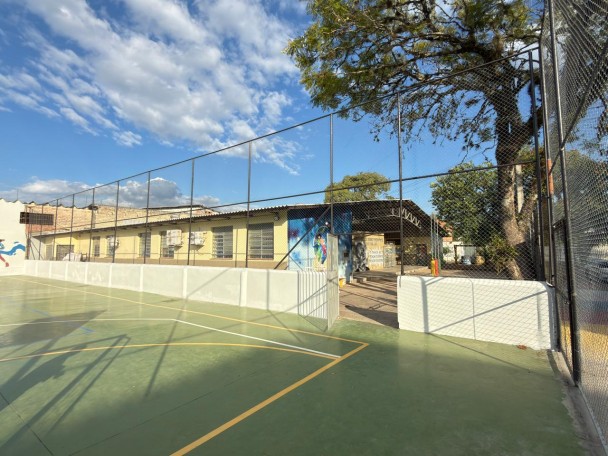 Foto mostra a quadra da EEEF Mário Quintana, em São Leopoldo.