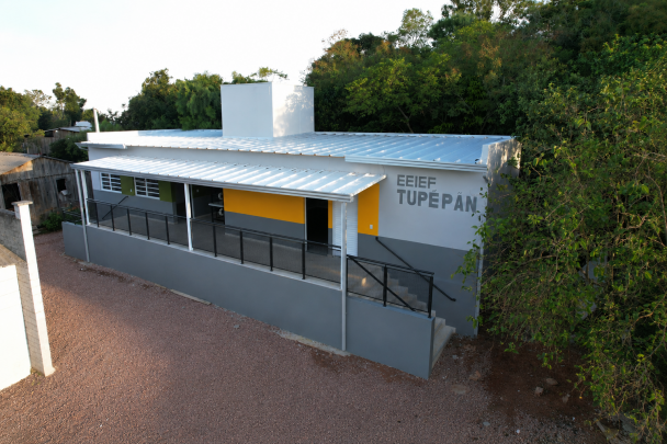 Foto mostra a Escola indígena Tupe Pan, em Porto Alegre.