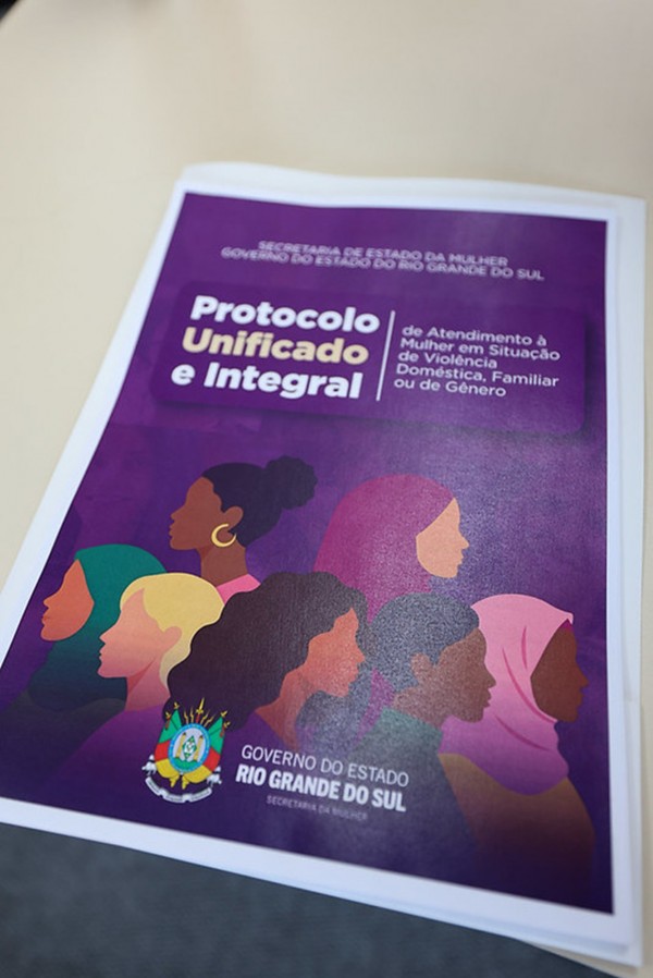 Foto mostra a capa do protocolo.