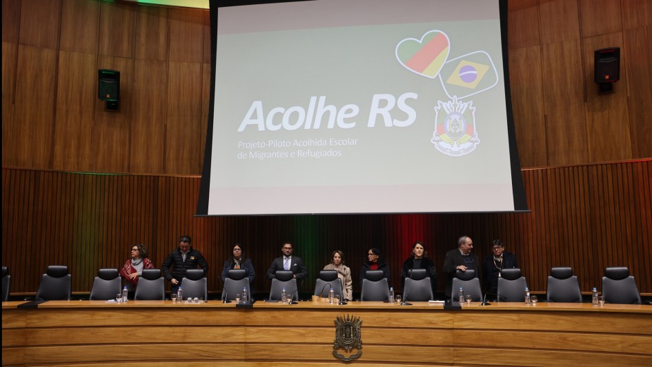 Foto mostra mesa de autoridades do evento do Acolhe RS.