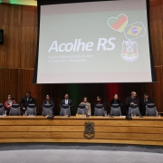 Foto mostra mesa de autoridades do evento do Acolhe RS.