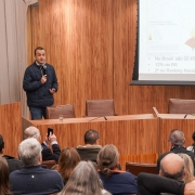 Foto mostra apresenta&ccedil;&atilde;o de Jackson Brilhante no audit&oacute;rio da Farsul, diante da plateia.