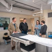 Foto mostra vice-governador Gabriel Souza na visita ao hospital Santa Cruz.