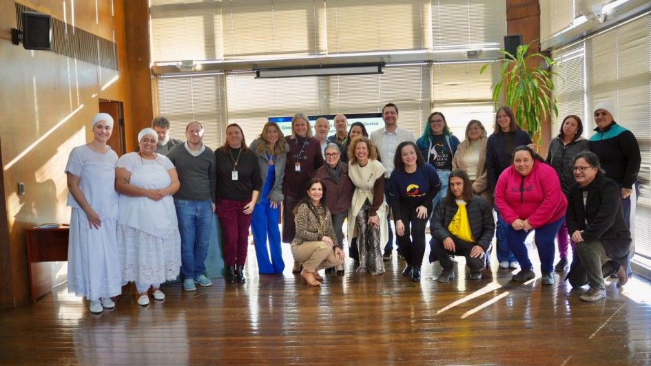 Foto mostra integrantes dos diferentes projetos posando em grupo.