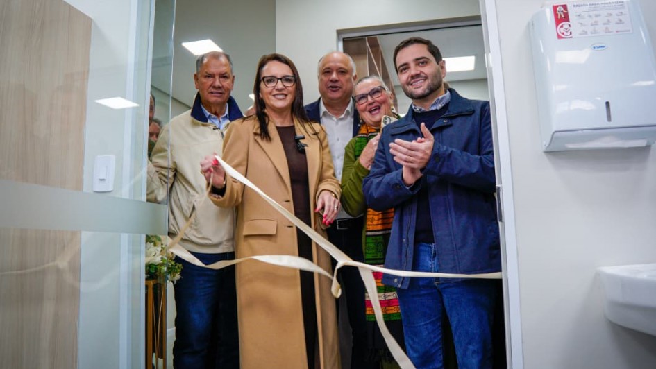 Foto mostra o vice-governador Gabriel Souza e a secret&aacute;ria Lisiane Fagundes na inaugura&ccedil;&atilde;o do servi&ccedil;o oncol&oacute;gico em Os&oacute;rio.