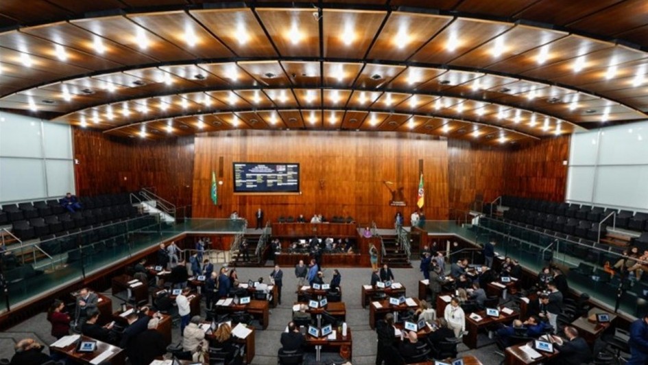 Contrata&ccedil;&atilde;o emergencial de cerca de 2 mil servidores para a educa&ccedil;&atilde;o &eacute; aprovada pela Assembleia  