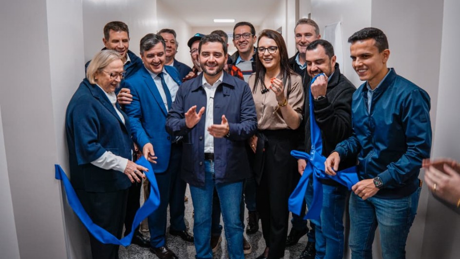 Foto mostra o vice-governador Gabriel Souza e autoridades na inaugura&ccedil;&atilde;o.