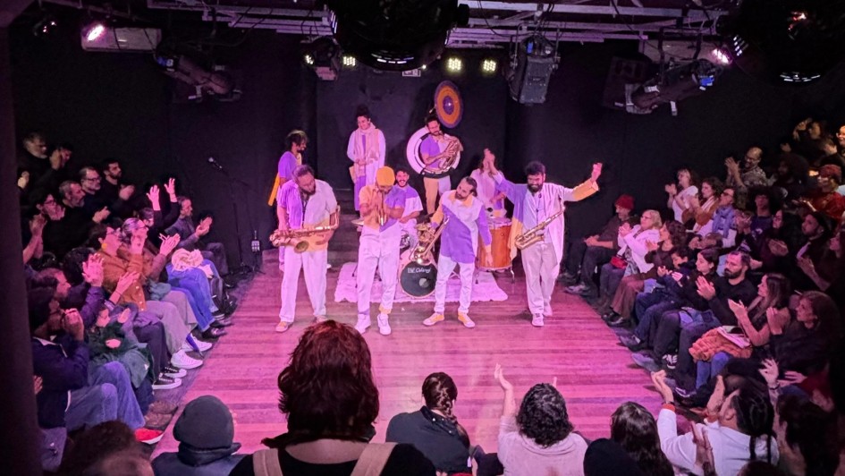 Foto mostra apresenta&ccedil;&atilde;o da banda Bate Sopra no palco do Teatro de Arena. 