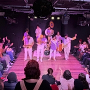 Foto mostra apresenta&ccedil;&atilde;o da banda Bate Sopra no palco do Teatro de Arena. 