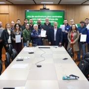 Foto mostra secret&aacute;rios e participantes da reuni&atilde;o.