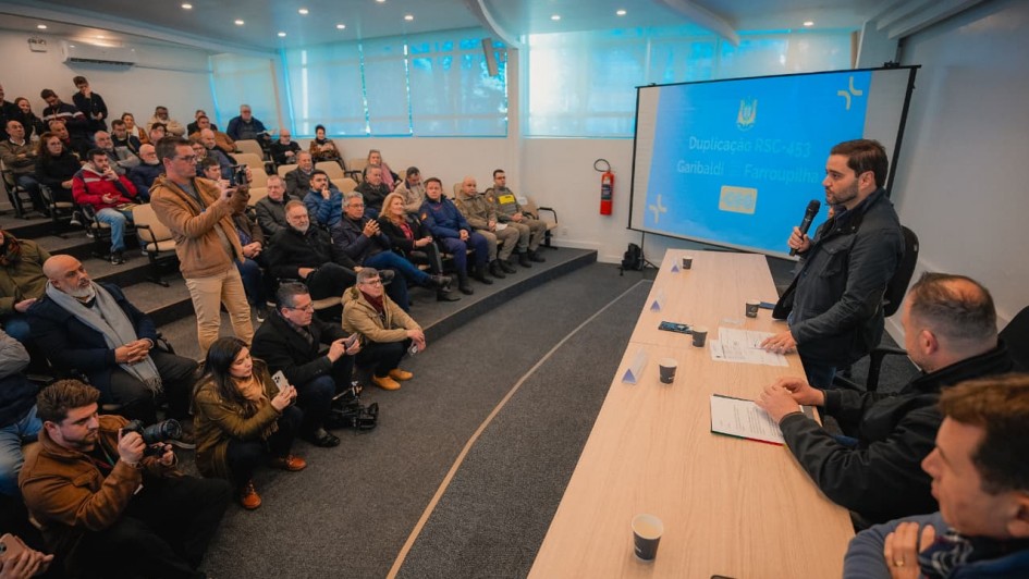 Foto mostra o vice-governador est&aacute; discursando na mesa do evento, diante da plateia.