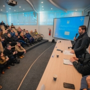 Foto mostra o vice-governador est&aacute; discursando na mesa do evento, diante da plateia.