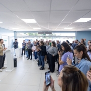 O governador fala ao microfone para um p&uacute;blico numeroso em uma unidade sa&uacute;de. 