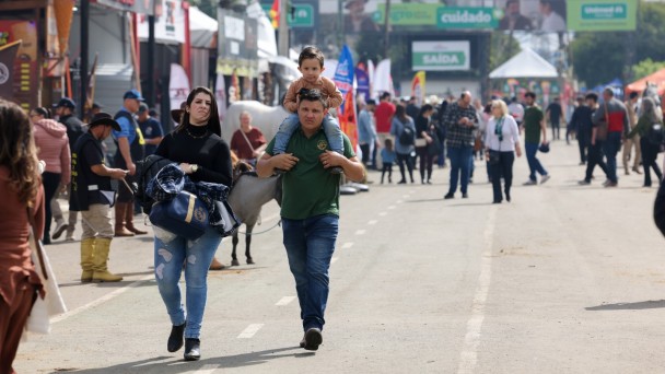 Segundo dia de Expointer atrai visitantes em busca de mem&oacute;rias afetivas e reencontros familiares ago2026