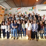 Foto mostra grupo posando para a foto. 
