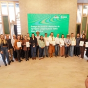 Foto mostra grupo posando para foto, exibindo documentos das licen&ccedil;as.