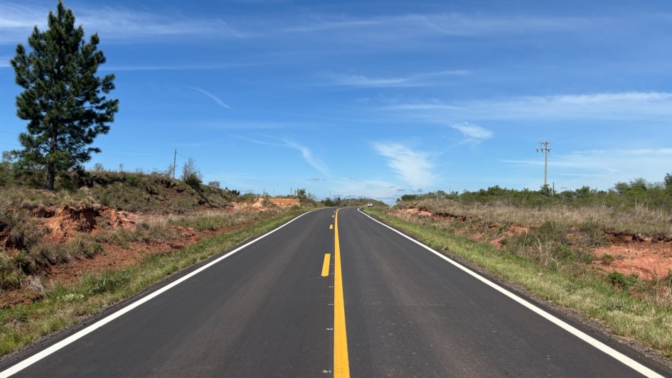 Foto mostra a rodovia com asfalto novo. Ela segue em dire&ccedil;&atilde;o ao horizonte. O c&eacute;u est&aacute; azul e com poucas nuvens. 
