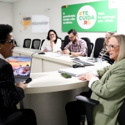 Foto mostra a secret&aacute;ria reunida com a diretora-presidente do hospital.