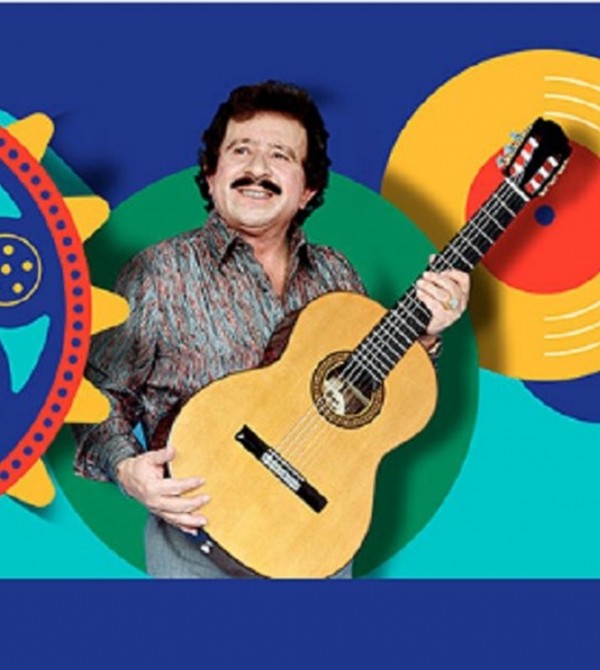 Foto mostra Teixeirinha segurando um violão.
